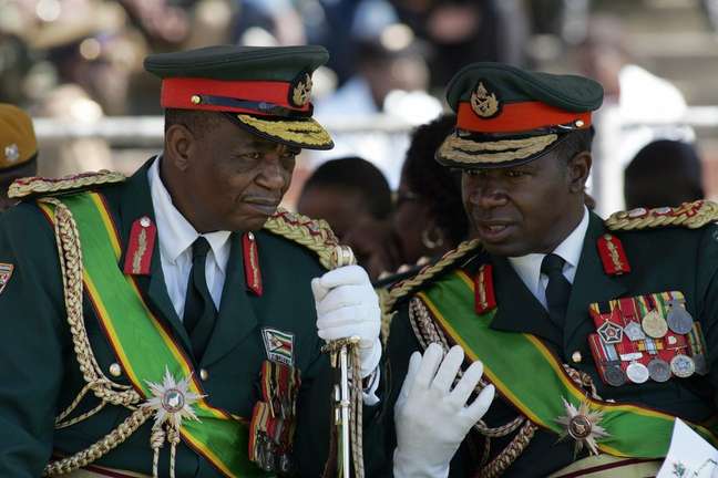 O general Chiwenga (esq.) foi um grande fiador da ascensão de Mnangagwa à Presidência