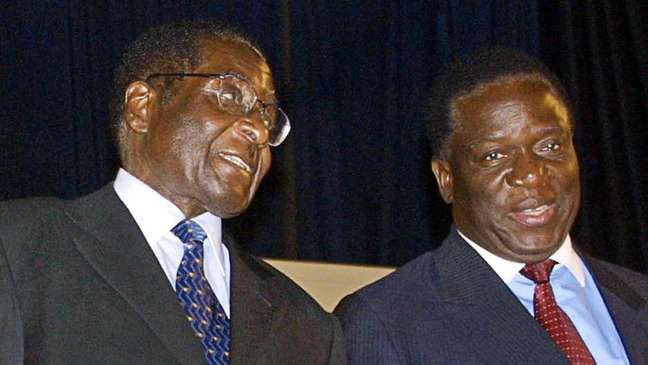Mnangagwa (dir.) ficou à sombra de Mugabe (esq.) ao longo da carreira