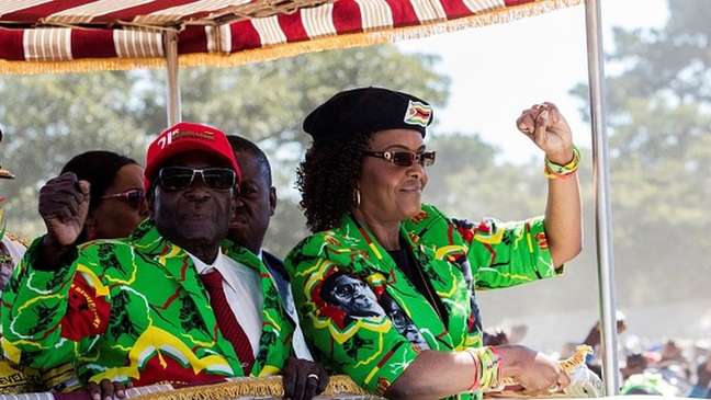 Temor de que Grace Mugabe (à dir.) assumisse a presidência levou à intervenção do Exército