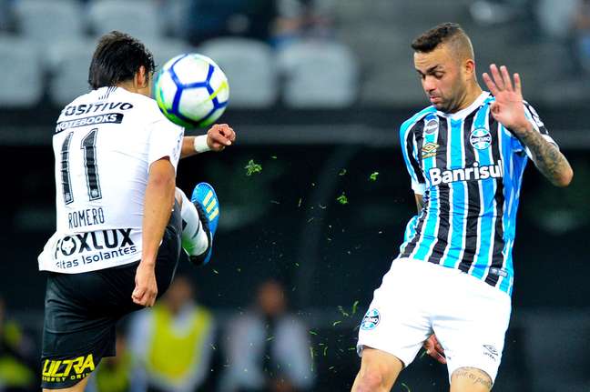 Romero disputa a bola com Luan durante Corinthians x Grêmio