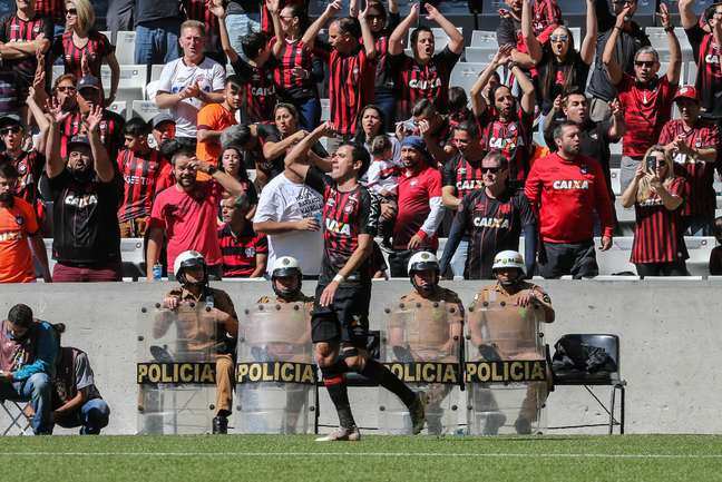 Pablo, jogador do Atlético-PR, comemora seu gol durante partida contra o Flamengo, válida pela décima nona rodada do Campeonato Brasileiro 2018