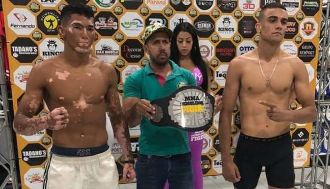 Melquizael Costa (à esq) passou por um difícil momento em sua luta mais recente no MMA (Foto: Divulgação)