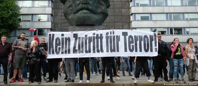 "Sem espaço para o terror": manifestantes protestam em frente à estátua de Karl Marx, em Chemnitz, no leste do país