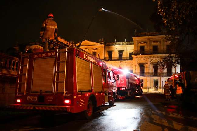 Caminhão dos bombeiros apoia combate às chamas no Museu Nacional