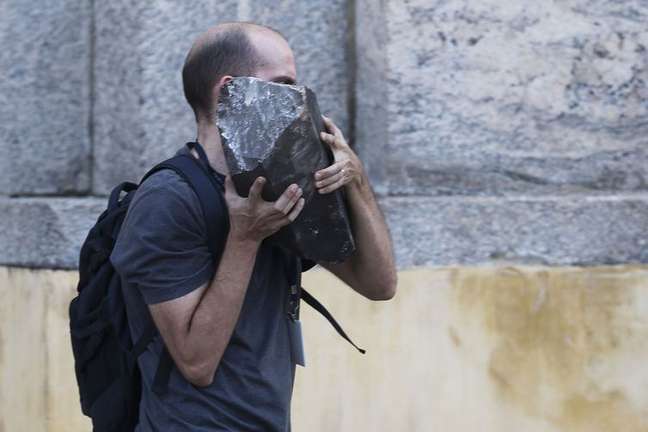 Pesquisadores e funcionários retiram peças dos escombros do Museu Nacional após incêndio