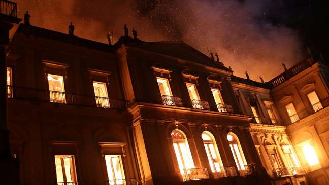 Museu Nacional do Rio pegou fogo e quase todo o acervo foi perdido