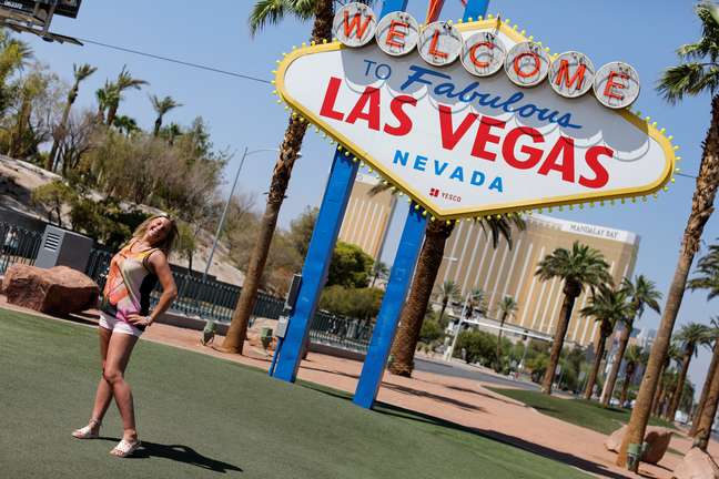 Turistas posam em frente ao letreiro de bem-vindo a Las Vegas 