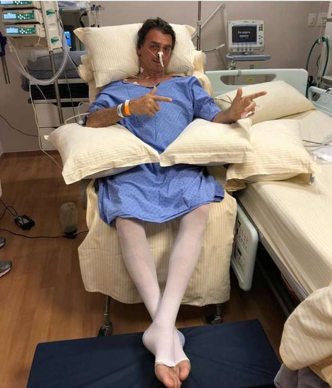 Mesmo no hospital, Bolsonaro manteve a presença nas redes sociais