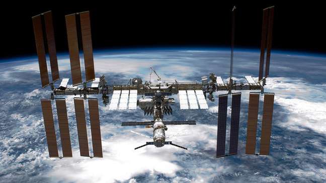 A Estação Espacial Internacional orbita a cerca de 400 km de altura