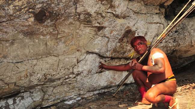 Os waurá costumam fazer o ritual de furar a orelha para se tornar cacique na caverna Kamukuwaká