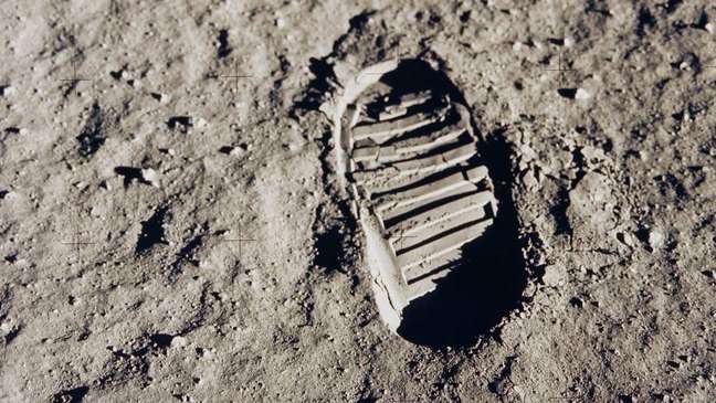 Marca de um dos primeiros passos na Lua, deixada por Aldrin; o momento histórico foi visto por cerca de 530 milhões de telespectadores em todo o mundo