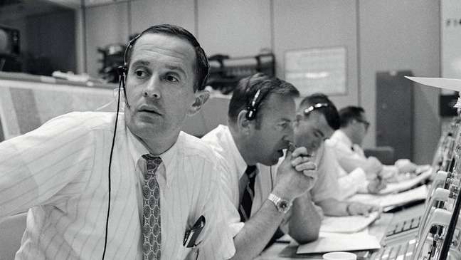 A equipe da Nasa em Terra durante os tensos momentos de comunicação com a tripulação do Apolo 11