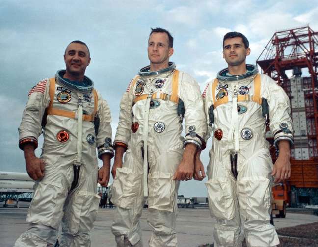 Gus Grissom, Edward White e Roger Chaffee, tripulação da primeira missão Apolo, que morreu durante um teste