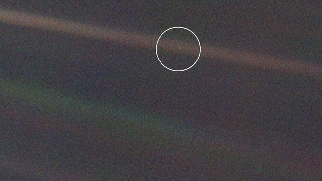 'Esse é o nosso lar, esses somos nós, ali vivem todas as pessoas que você conhece, que ama, e todas as que já existiram', disse o astrônomo Carl Sagan sobre a foto da Terra tirada pelo Voyager 1