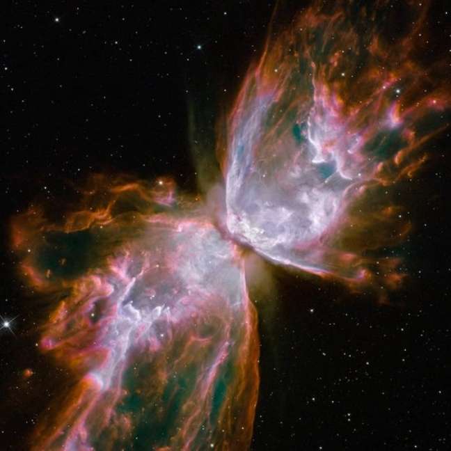 As asas desta 'mariposa' medem três anos-luz. A estrela moribunda no centro da nebulosa NGC 6302 tem uma temperatura superficial de cerca de 250 mil graus centígrados. A foto foi tirada em 2009, logo que foi instalada uma nova câmera no Hubble