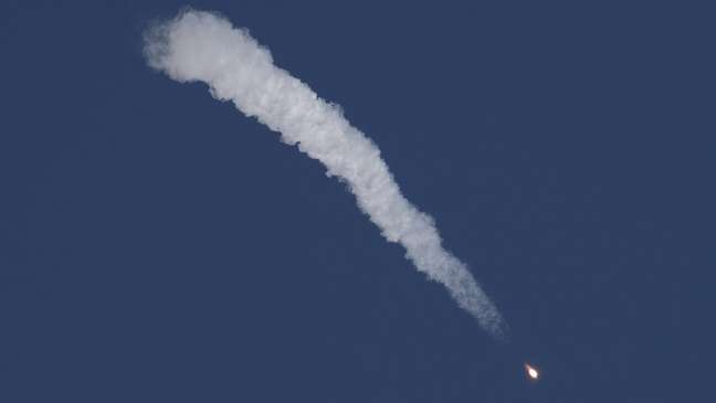 Lançamento do Soyuz, no Cazaquistão, foi marcada por falha mecânica que obrigou tripulantes a realizarem 'descida balística'