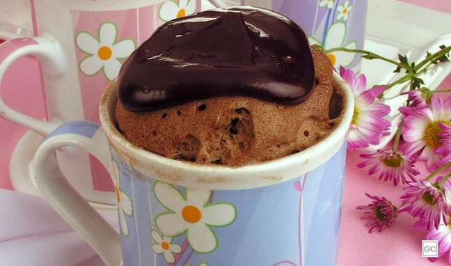 2. Bolo de caneca de chocolate no micro-ondas: receita prático e deliciosa! 