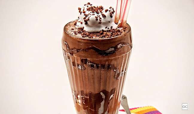 18. Milk-shake de chocolate crocante: não tem quem não ame, certo? Chame as crianças para cozinha! 