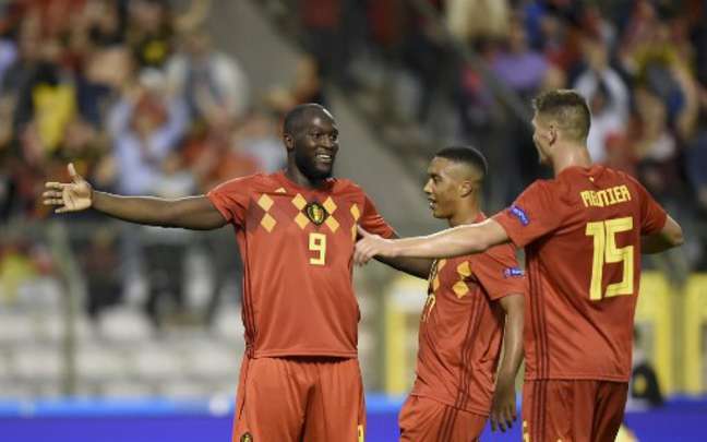 Lukaku comemora com os companheiros. Atacante chega a 45 gols pela seleção belga (Foto: John Thys / AFP)