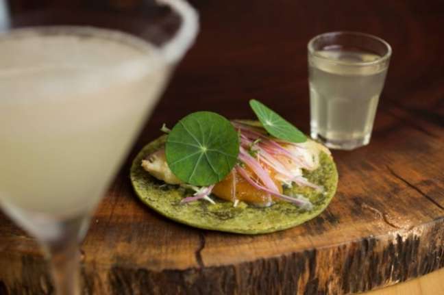 Sugestão do Tan Tan Noodle Bar. Tortilla de espinafre, tempurá de peixe branco, pirão e salsa criolla