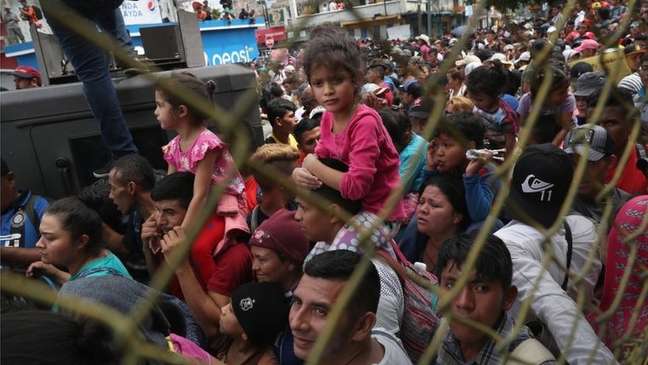 A caravana tem centenas de idosos e crianças tentando chegar aos EUA