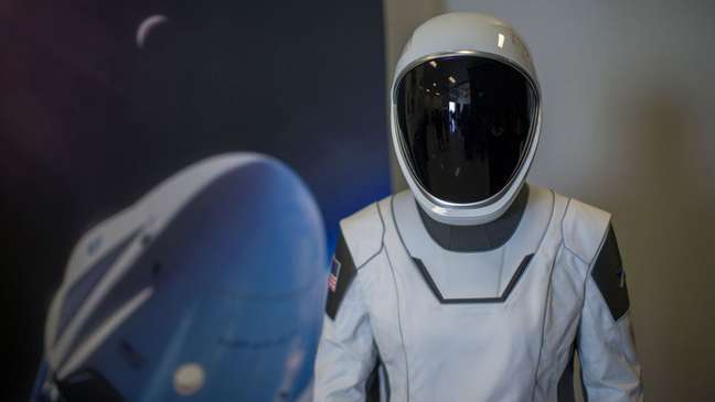 A empresa SpaceX já criou trajes espaciais para sua missão chamada de Crew Dragon, e anunciou que seu primeiro turista no espaço será um milionário japonês