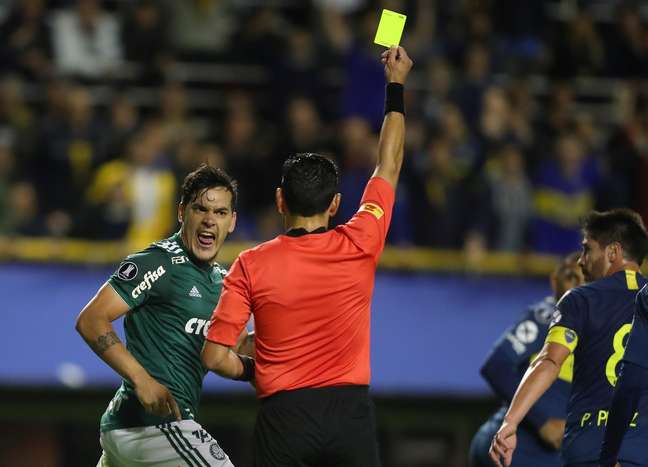  Gustavo Gomez recebe cartão amarelo