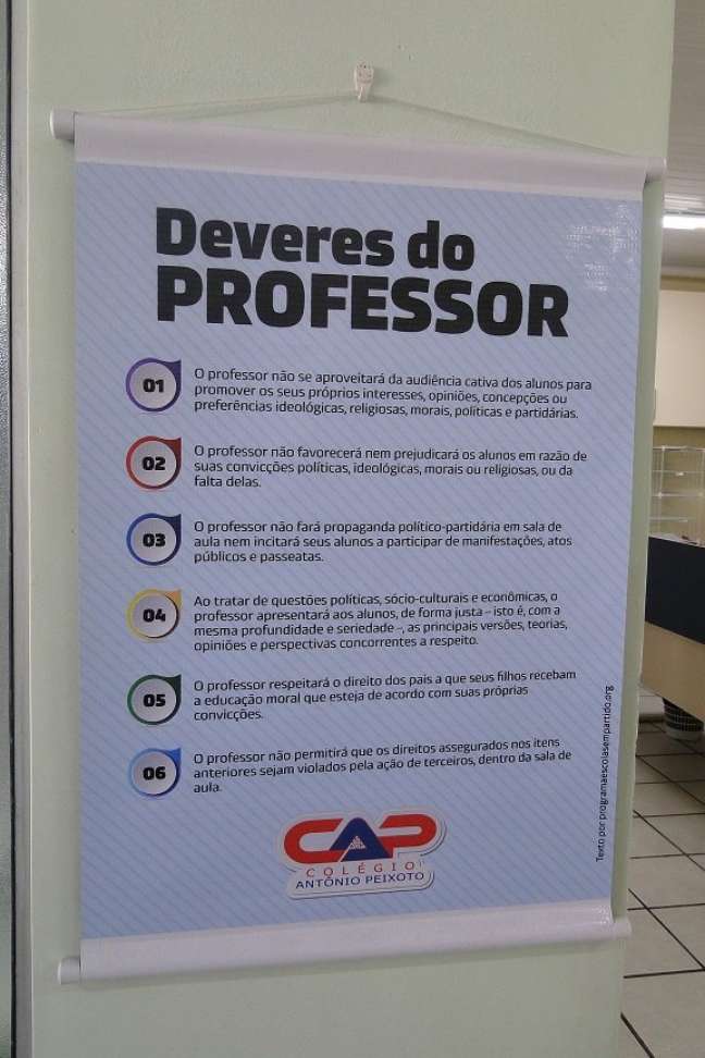 Cartaz dos seis deveres do professor foi pendurado em colégio de Florianópolis que adotou Escola Sem Partido