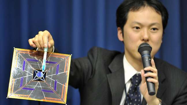 O cientista japonês Yuichi Tsuda mostra um modelo da IKAROS, vela solar lançada no espaço tinha 14 metros de comprimento