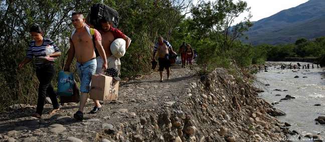 Venezuelanos atravessam fronteira com a Colômbia 