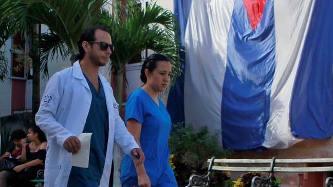 Médicos cubanos não farão mais parte do programa Mais Médicos após ameaças de Bolsonaro
