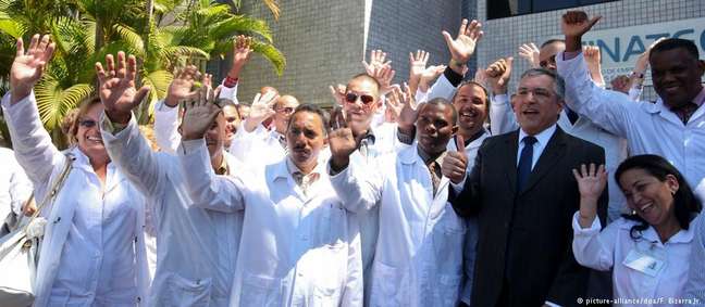 Alexandre Padilha ao lado de médicos estrangeiros participantes do Mais Médicos, em agosto de 2013
