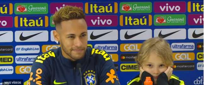Neymar concedeu entrevista coletiva ao lado do filho Davi Lucca (Foto: Reprodução/ CBF TV)