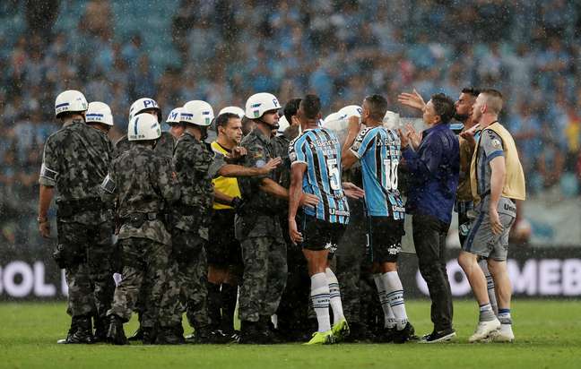 Árbitro Andres Cunha é protegido pela polícia após Grêmio x River Plate pela semifinal da Libertadores