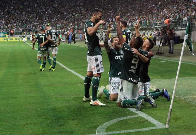 Borja comemora gol do Palmeiras com os companheiros