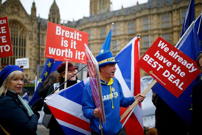 Manifestantes contra o Brexit protestam perto do Parlamento em Londres
04/12/2018
REUTERS/Henry Nicholls