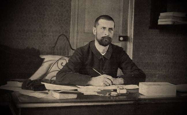 O cientista suíço Alexandre Yersin (1863-1943), que descobriu o bacilo causador da peste e tem sua história contada no livro Peste e Cólera, de Patrick Deville