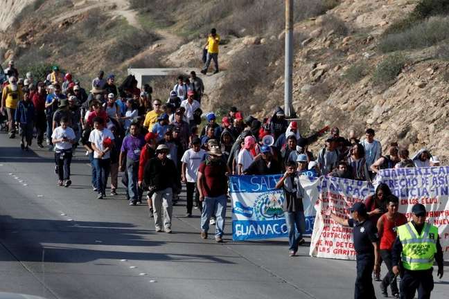 Os migrantes marcharam do abrigo em que estão concentrados até a sede do consulado americano em Tijuana