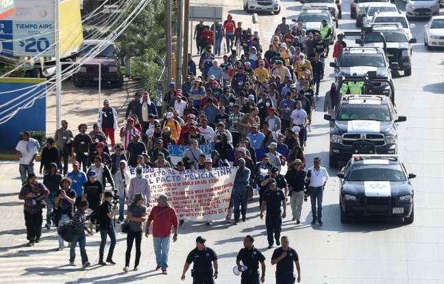 Um segundo grupo de migrantes marchou até os escritórios mexicanos de imigração