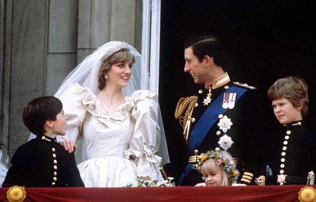 Diana e Príncipe Charles na sacada do Palácio de Buckinghan, detalhe para as mangas bufantes do vestido da noiva