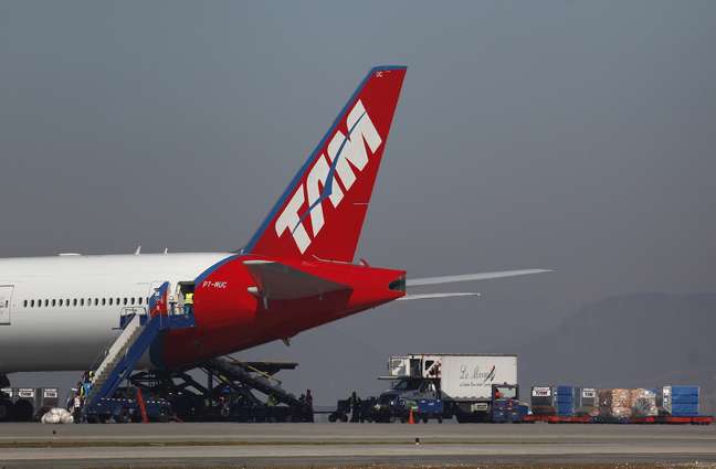 Avião da Latam no aeroporto de Santiago, no Chile 14/08/2010 REUTERS/Ivan Alvarado