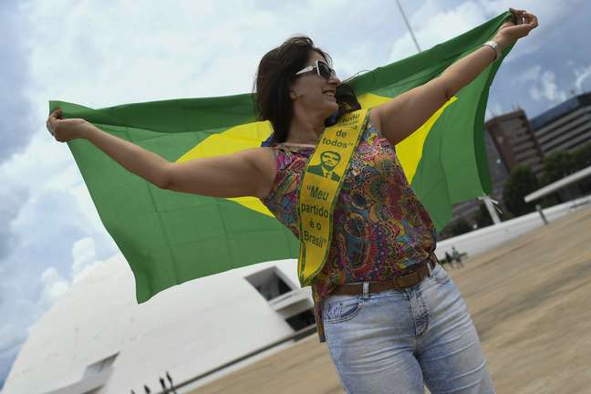 Movimentação de pessoas na Esplanada dos Ministérios, em Brasília, na véspera da cerimônia de posse do presidente eleito Jair Messias Bolsonaro (PSL)