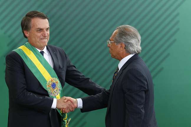 O presidente Jair Bolsonaro (PSL) empossa Paulo Guedes como ministro da Economia, no Palácio do Planalto, em Brasília, nesta terça-feira (1º). (01/01/2019)