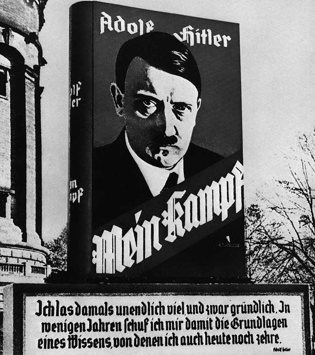 Adolf Hitler em um pôster publicitário de seu livro 'Mein Kampf' (1925) na rua de uma cidade alemã