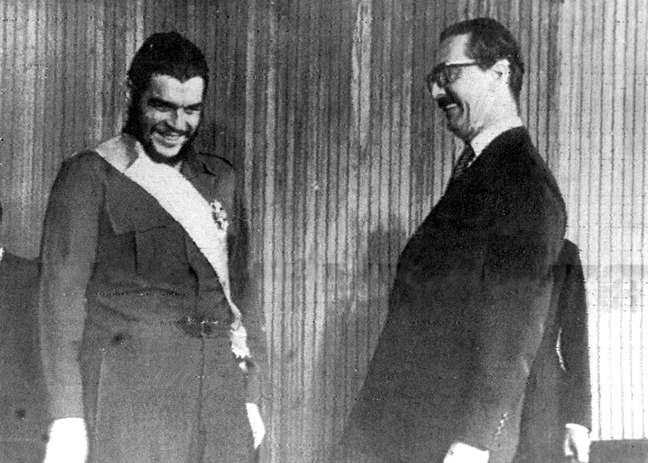 Jânio Quadros condecora Che Guevara em 1961