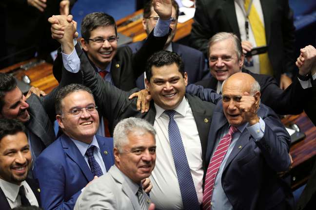 Presidente do Senado, Davi Alcolumbre (DEM-AP), rodeado por senadores
02/02/2019
Fabio Rodrigues Pozzebom/Agencia Brasil/Handout via REUTERS