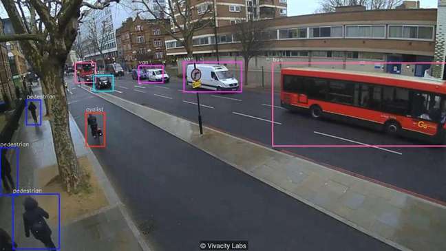 Câmeras inteligentes nos cruzamentos podem identificar automaticamente diferentes usuários da estrada, permitindo que o sistema de gerenciamento de tráfego se adapte de acordo com suas necessidades