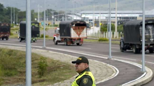 Com ponte bloqueada, vários caminhões com alimentos e medicamentos foram enviados para um centro de coleta em Cúcuta, Colômbia