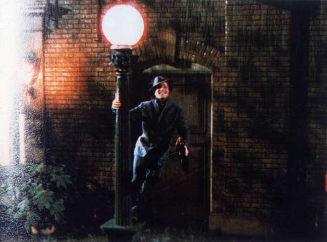 Gene Kelly durante a perfomance de 'Singing in The Rain', em 'Cantando na Chuva'.