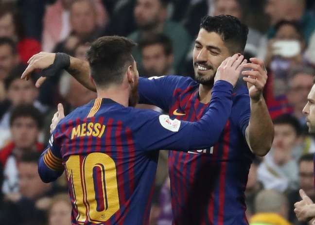 Messi e Suárez comemoram gol do Barcelona